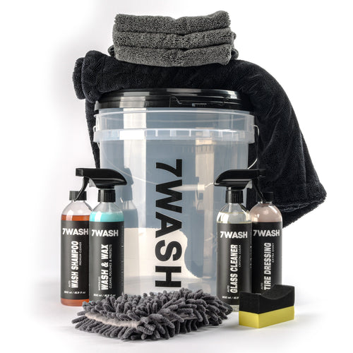 7WASH Exterior Car Care Kit: Transparent bucket with four 500ml cleaning products for paint, glass, and tires plus washing accessories.