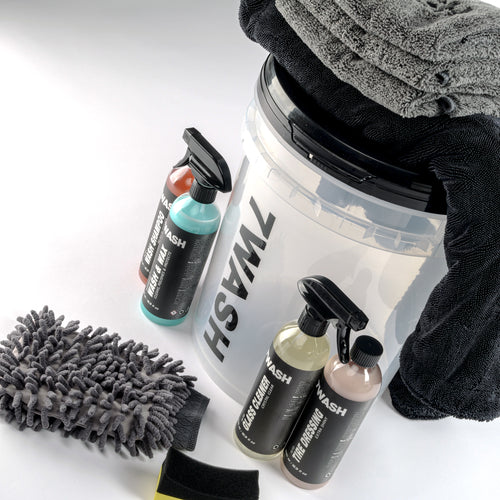 7WASH Exterior Car Care Kit: Transparent bucket with four 500ml cleaning products for paint, glass, and tires plus washing accessories.