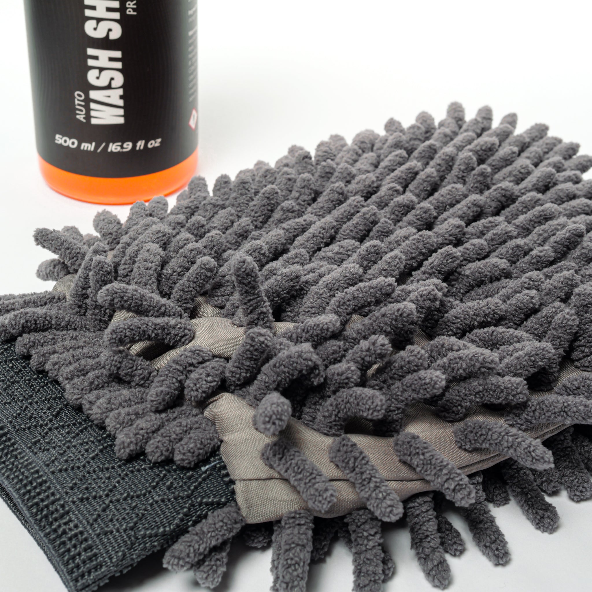 7WASH Shampoo Plus Set with 500 ml car shampoo and grey microfiber wash mitt for gentle car washing, deep paint cleaning, and professional car detailing