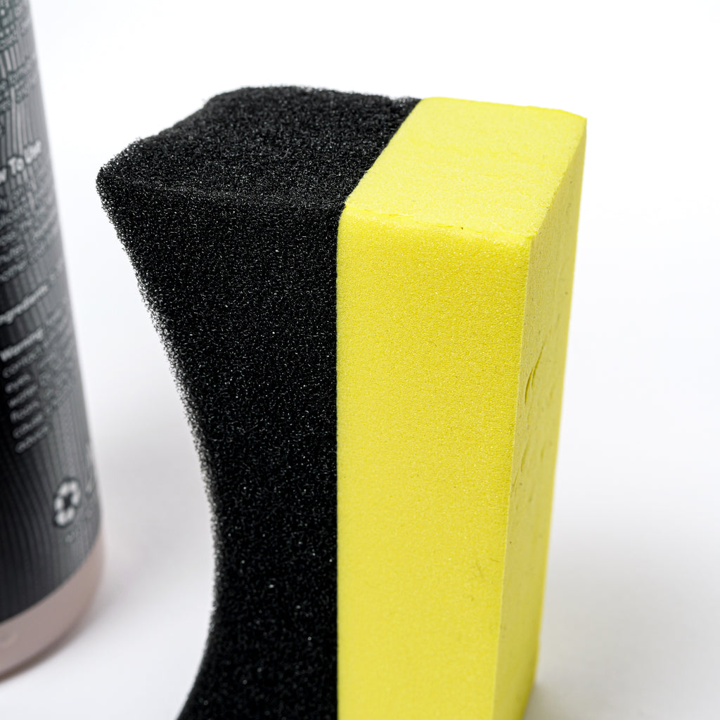7WASH Tire Dressing Extra Shiny 500 ml with black applicator sponge for deep black tire shine, tire protection, and long-lasting tire care for car detailing